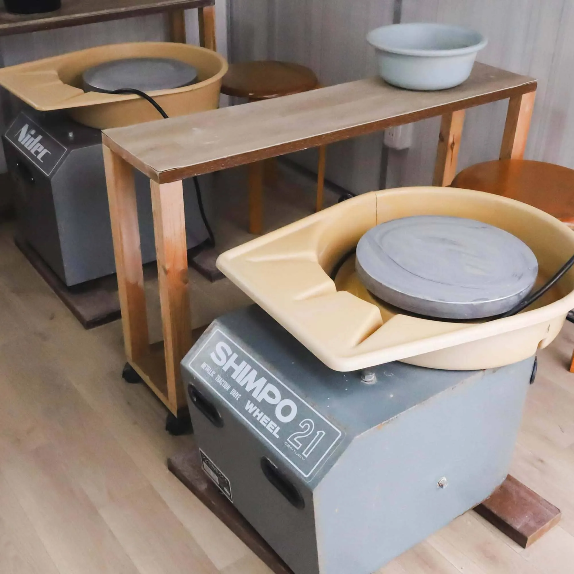 工房の中のろくろの写真