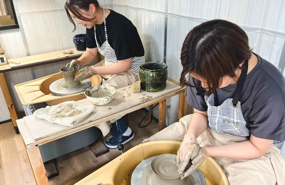 貸切で陶芸体験を楽しむ様子の写真