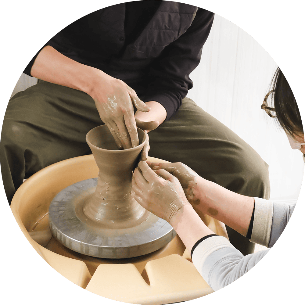 ろくろ体験の様子の写真